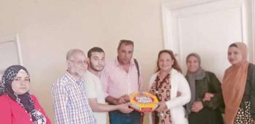 توزيع حلوى المولد بعيادة التأمين الصحي ببني سويف