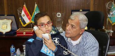 محافظ المنوفية يستقبل الطفل عبد الرحمن محمد ويستمع إلي شكواه