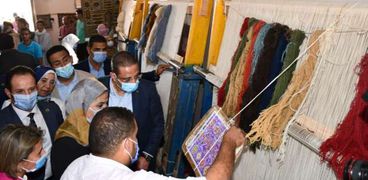 وزيرة التضامن ومحافظ الفيوم يتفقدان مصنع السجاد بمركز يوسف الصديق