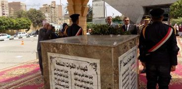 وضع إكليل الزهور على النصب التذكاري في ذكرى "تحرير سيناء" بالفيوم