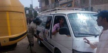 قوات الأمن تنزع صور دعاية الأنتخابات الخاصة بالمرشحين بقنا