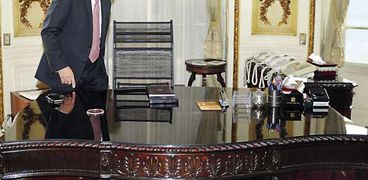 المهندس شريف إسماعيل لدى جلوسه على «كرسى رئيس الوزراء» فى أول يوم عمل بعد أداء اليمين الدستورية