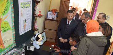 وزير الاتصالات ومحافظ بني سويف يفتتحان معرض لمنتجات المدرسة الفكرية