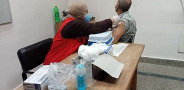 تطعيم أحد المواطنين بلقاح كورونا