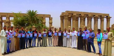 سلسلة بشرية امام معبد الاقصر لدعم حسن عامر