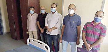 المتعافون الـ 5 في "الفشن" قبل مغادرتهم المستشفى