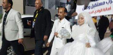 عريس وعروسة يدليات بصوتهم في انتخابات الرئاسية بمحافظة الوادي الجديد