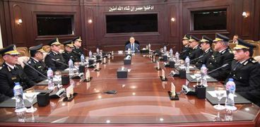 اجتماع وزير الداخلية مع القيادات الأمنية