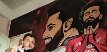 «محمد» يزين سطح منزله بجرافيتي عملاق لـ محمد صلاح