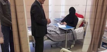 نائب رئيس جامعة أسوان يزور الطالبات المصابات في حادث الصحراوي ويطمئن على لجان امتحاناتهن