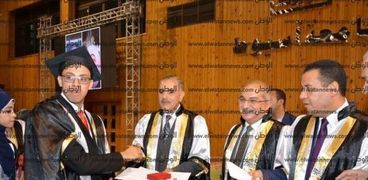 محافظ أسيوط  ورئيس الجامعة يشهدا حفل تخريج الدفعة 53لكلية الصيدلة