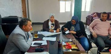 رئيس مدينة طور سيناء يعقد اجتماعا مع الإدارات لاستكمال التحول إلرقمي