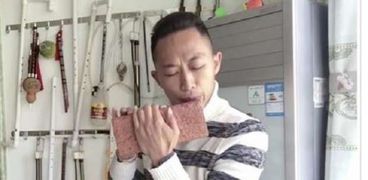 بالفيديو| شاب صيني يحول قوالب الطوب إلى آلات موسيقية