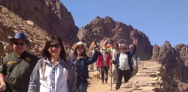 عودة السياح من جبل موسي وهم يرتدون ملابس ثقيلة