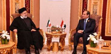 مباحثات بين الرئيس المصري و نظيره الإيراني على هامش القمة