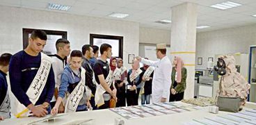 وفد طلاب جامعة الزقازيق في زيارة ميدانية لمعامل إدارة الحرب الكيميائية بالقاهرة