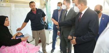محافظ كفر الشيخ يطمئن على حالة طفل"البالوعة"بالمستشفى العام