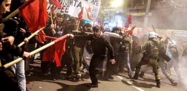 بالصور| الشعب اليوناني يثور ضد زيارة ميركل.. ويرفع شعار "غير مرغوبة"