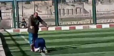 لاعب نجمة سيناء أثناء تقبيل قدمي والده