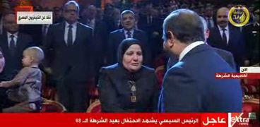 الرئيس السيسي يصافح زوجة الشهيد