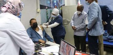 رئيس جامعه أسوان: يشهد تلقي الاطقم الطبيه للقاح كورونا المستجد حسب أولويه التسجيل