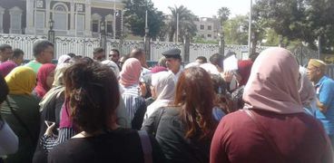 المتظاهرون أثناء وقفتهم أمام "التعليم"