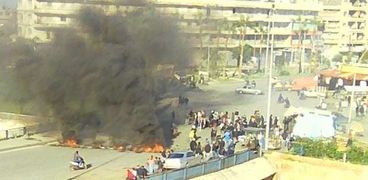 محتجون لبنانيون يقطعون بعض طرق ساحة عبدالحميد كرامي في «طرابلس»