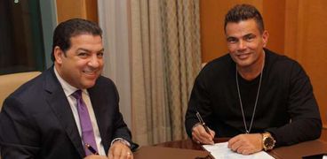 عمرو دياب في أثناء التوقيع