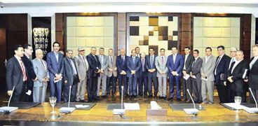 رؤساء التحرير لعدد من الصحف مع الرئيس السيسى - ارشيف