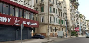 المحال التجارية فى الإسكندرية تلتزم بالتعليمات وتغلق أبوابها