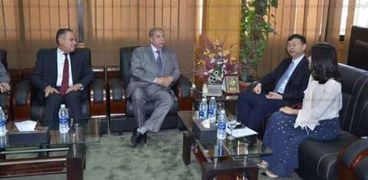 محافظ الإسماعيلية يستعرض مقاومات الاستثمار مع قنصل الصين بالإسكندرية.