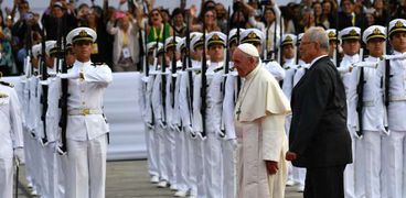 البابا يغسل اقدام مساجين من غير الكاثوليك