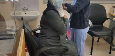 الدكتورة غادة أثناء تلقي الجرعة الثانية من لقاح كورونا الصيني
