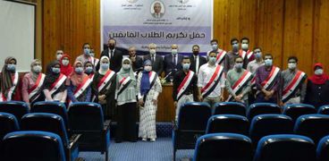 رئيس جامعة المنيا يكرم الطلاب الفائقين