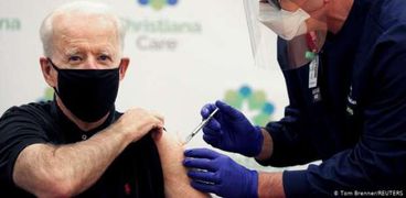 الرئيس الأمريكي جو بايدن خلال تلقيه اللقاح المضاد لفيروس كورونا