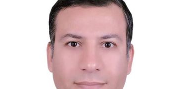 الدكتور محمد حلمي الاستاذ المساعد بقسم المواقع والبيئة