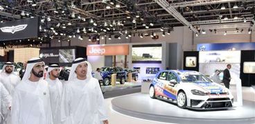 بالصور| محمد بن راشد يطلع على أحدث موديلات السيارات بـ"دبي الدولي"