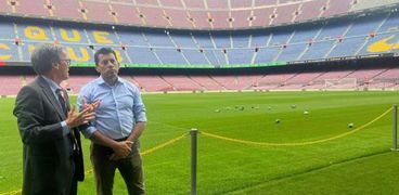 وزير الرياضة يتفقد ملعب «الكامب نو» بمدينة برشلونة فور وصوله إلى أسبانيا