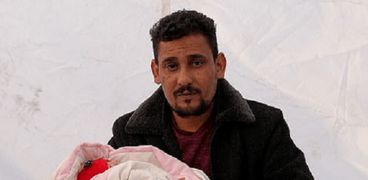 الطفلة السورية عفراء مع زوج عمتها