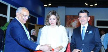 الدكتورة نيفين الكيلاني وزيرة الثقافة خلال تسليم جوائز تراثي