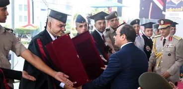 أوائل طلاب الكليات والمعاهد العسكرية يهدون الرئيس السيسى هدية تذكارية