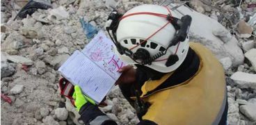 عنصر الإغاثة بالدفاع المدني السوري مع مذكرات الطفلة سارة