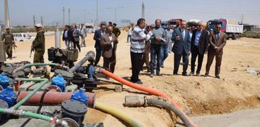 بالصور| محافظ بني سويف يتابع بداية حل مشكلة الصرف في منطقة بياض العرب