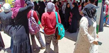 خروج طالبات من امتحان العربي