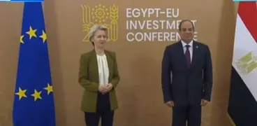 الرئيس السيسي ورئيسة المفوضية الأوروبية يلتقطان صورة تذكارية
