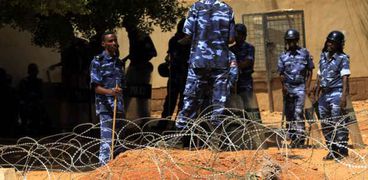 الشرطة السودانية تستعد للتظاهرات خلف الأسلاك الشائكة