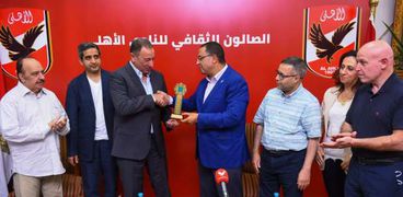 الخطيب يتسلم جائزة الاتحاد العربي للثقافة الرياضية
