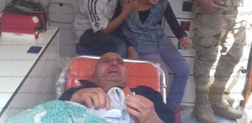بالصور| "إسعاف قنا" تنقل مسن مريض للإدلاء بصوته في الاستفتاء