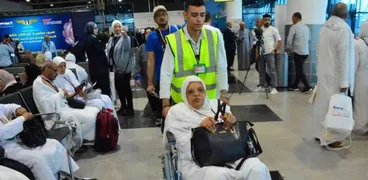حجاج مصريين خلال سفرهم عبر رحلات مصر للطيران