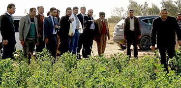 رئيس جامعة المنيا يتفقد مزرعة شوشه